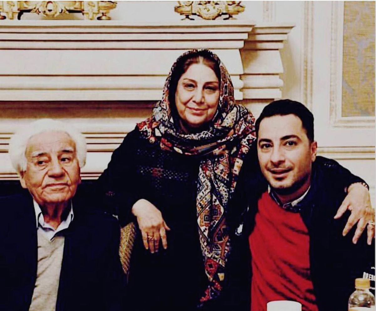 نوید محمدزاده در کنار پدر و مادرش +عکس